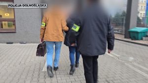 7 URZĘDASÓW WK/STAROSTWA WE WROCŁAWIU W RĘKACH POLICJI