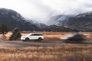 Samochód elektryczny zimą – jak przygotować SUV-a do jazdy przy niskich temperaturach?